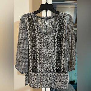 Large old navy black & white floral print 3/4 sleeve blouse